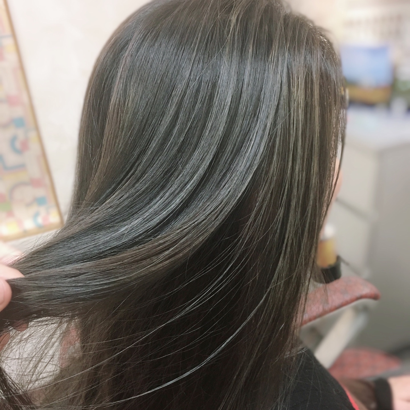 透明感 濃い グレー