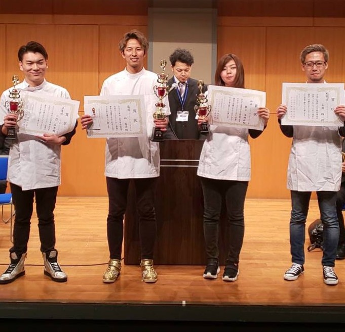 四人 表彰台 コンテスト