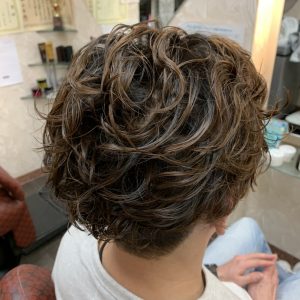 バックスタイル パーマ 茶髪